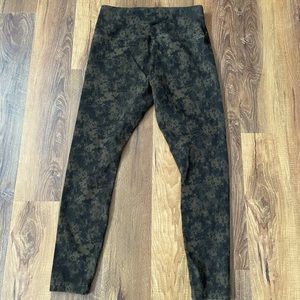 Ladies Lysse leggings 5” waist band holds you in. Size large green and black